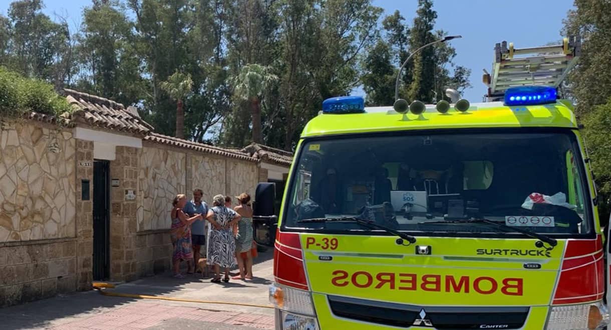 Imagen de la noticia: Tres vecinos ayudan a contener un incendio en una vivienda de Valdelagrana antes de la llegada de Bomberos (Sucesos)