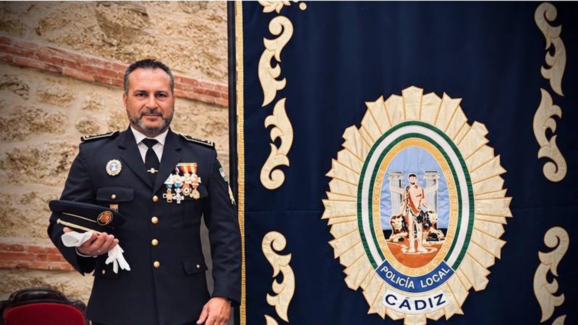 Imagen de la noticia: La Policía Local de Cádiz reconoce al agente portuense Juan Carlos Mesa por su lucha contra los grafitis vandálicos (Seguridad)