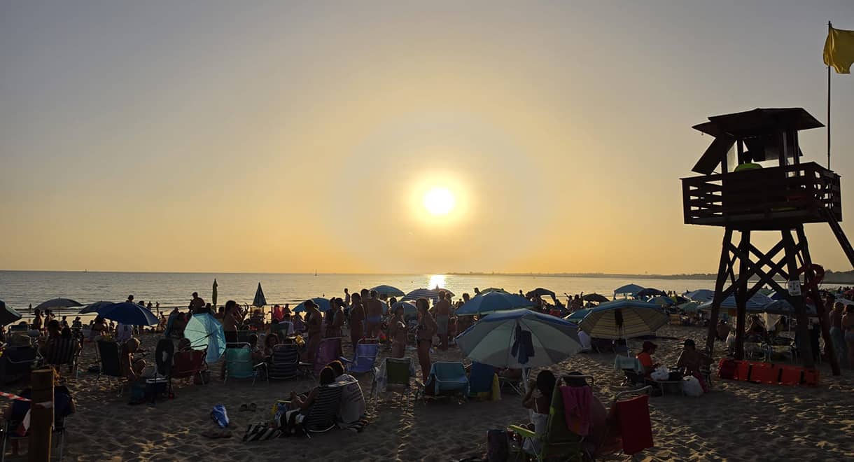 Imagen de la noticia: El Puerto vive una jornada inolvidable contemplando el eclipse (Seguridad)