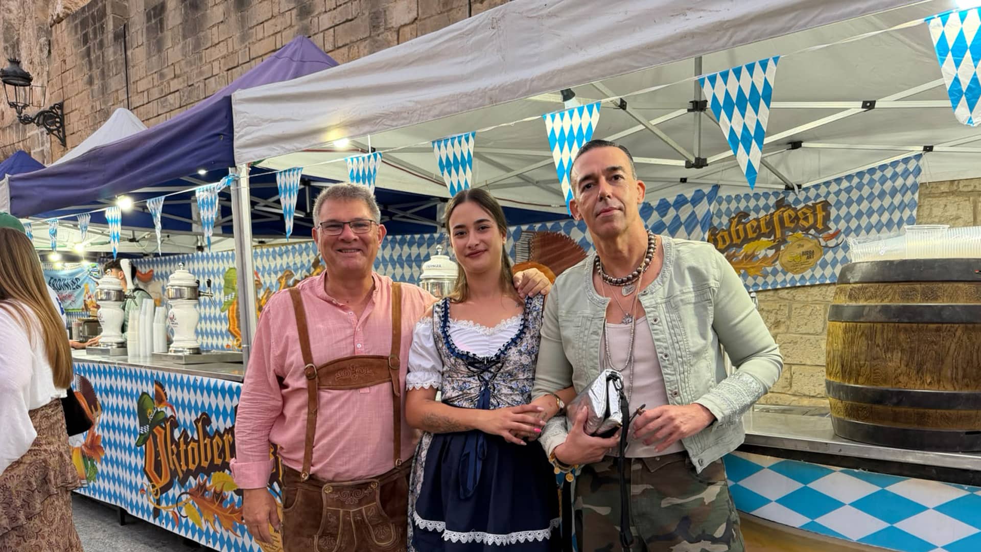 Imagen de la noticia: El Oktoberfest continúa hasta mañana domingo en la Plaza del Castillo con cerveza, gastronomía y música (Eventos)