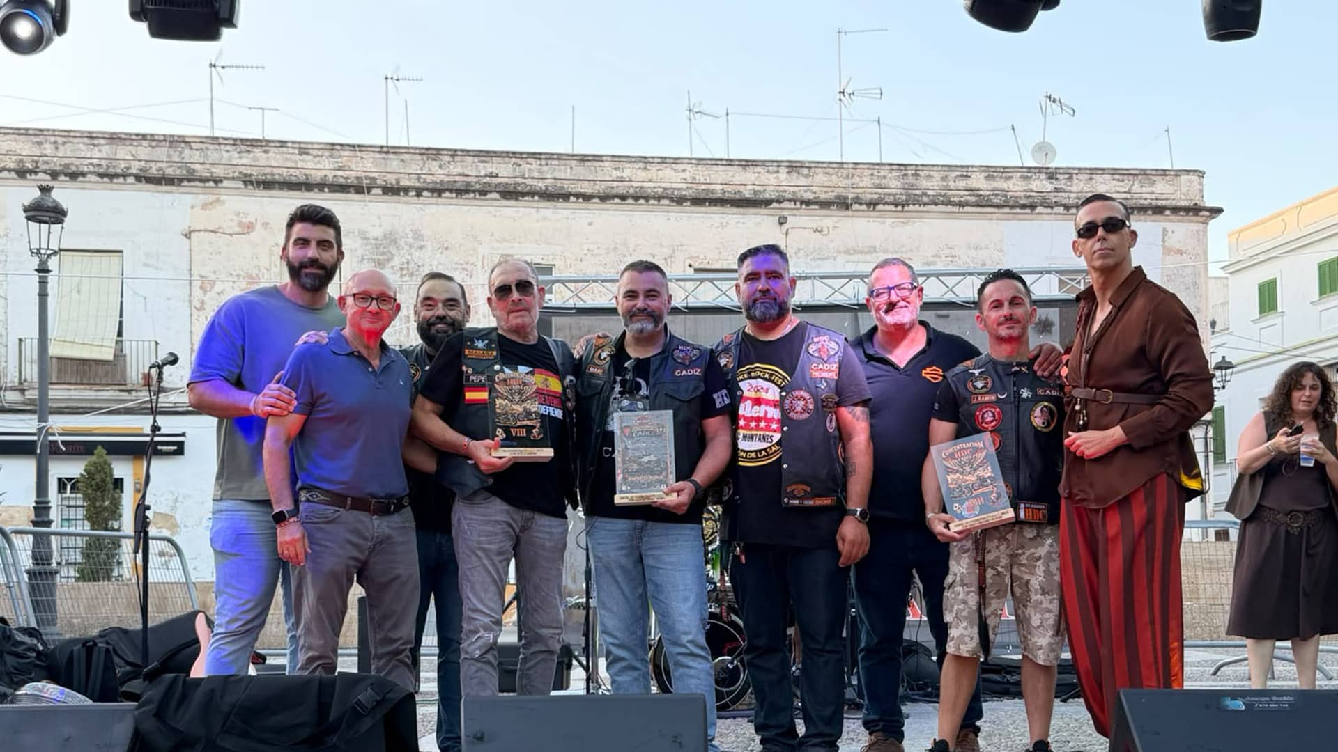 Imagen de la noticia: Gran ambiente internacional en la Plaza del Castillo durante la VIII Concentración de Harley Davidson Club (Eventos)