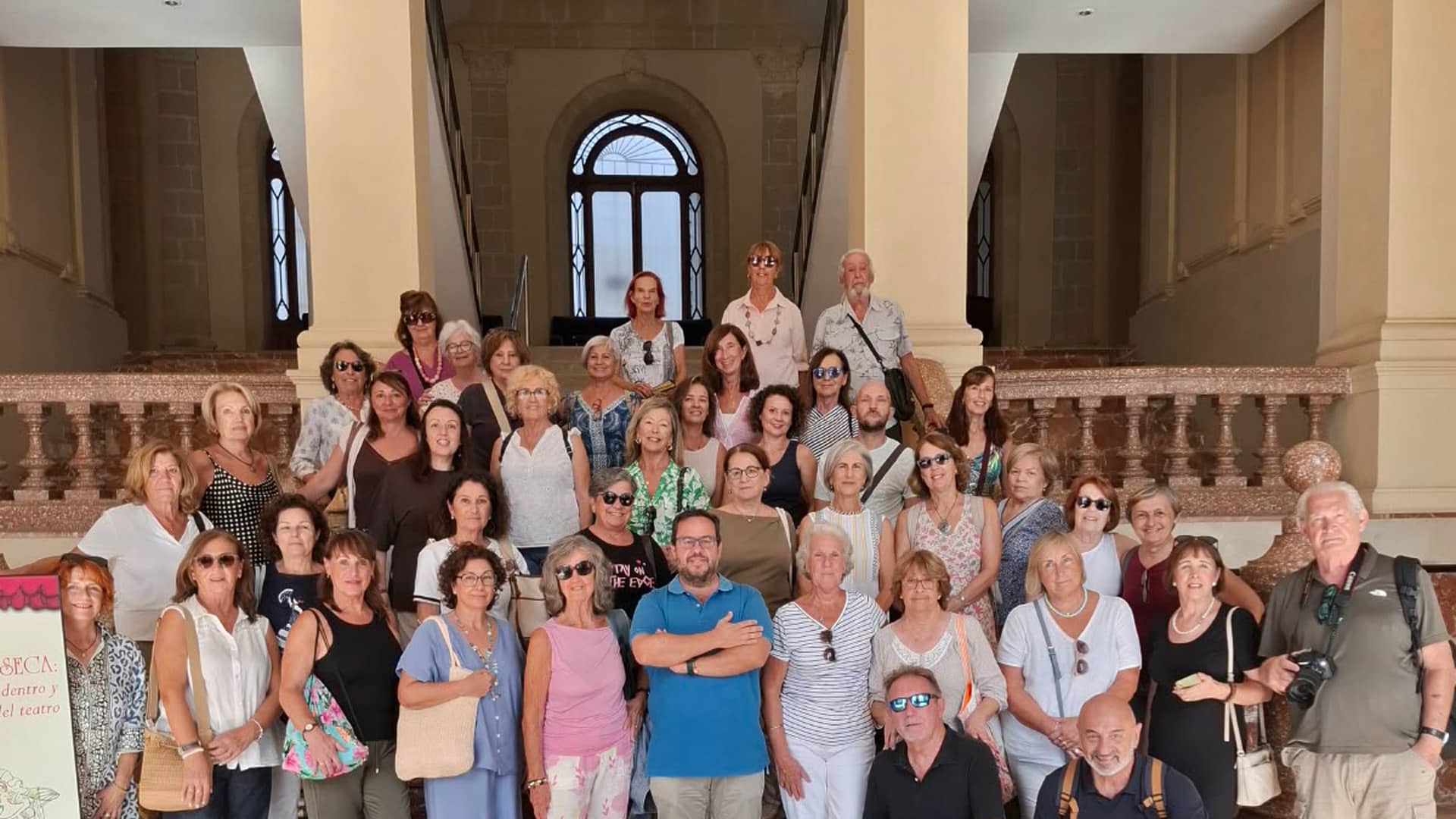 Imagen de la noticia: Dos clubes de lectura de Marbella descubren en El Puerto el legado de Alberti y Muñoz Seca (Cultura)