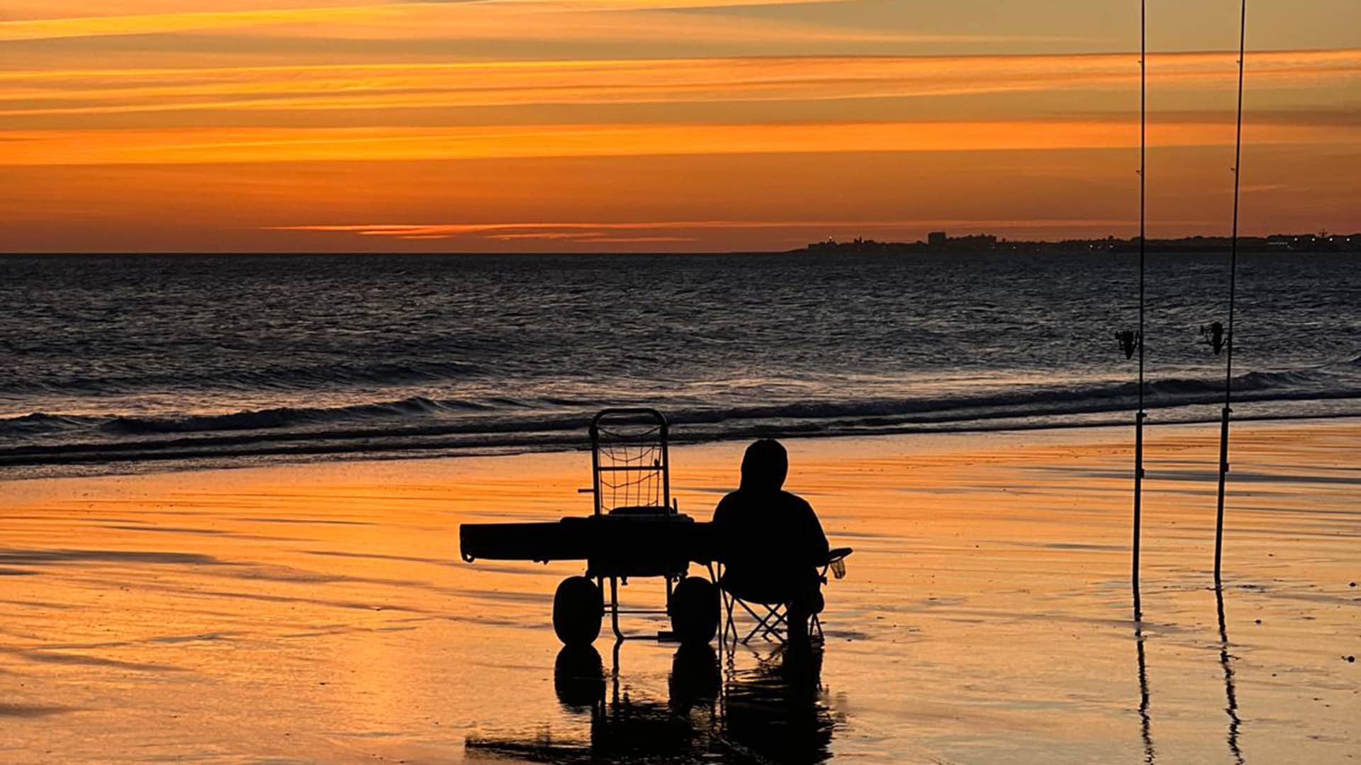 Imagen de la noticia: El Puerto muestra en Movistar Plus su tradición pesquera y el atractivo de sus playas para el surfcasting (Actualidad)