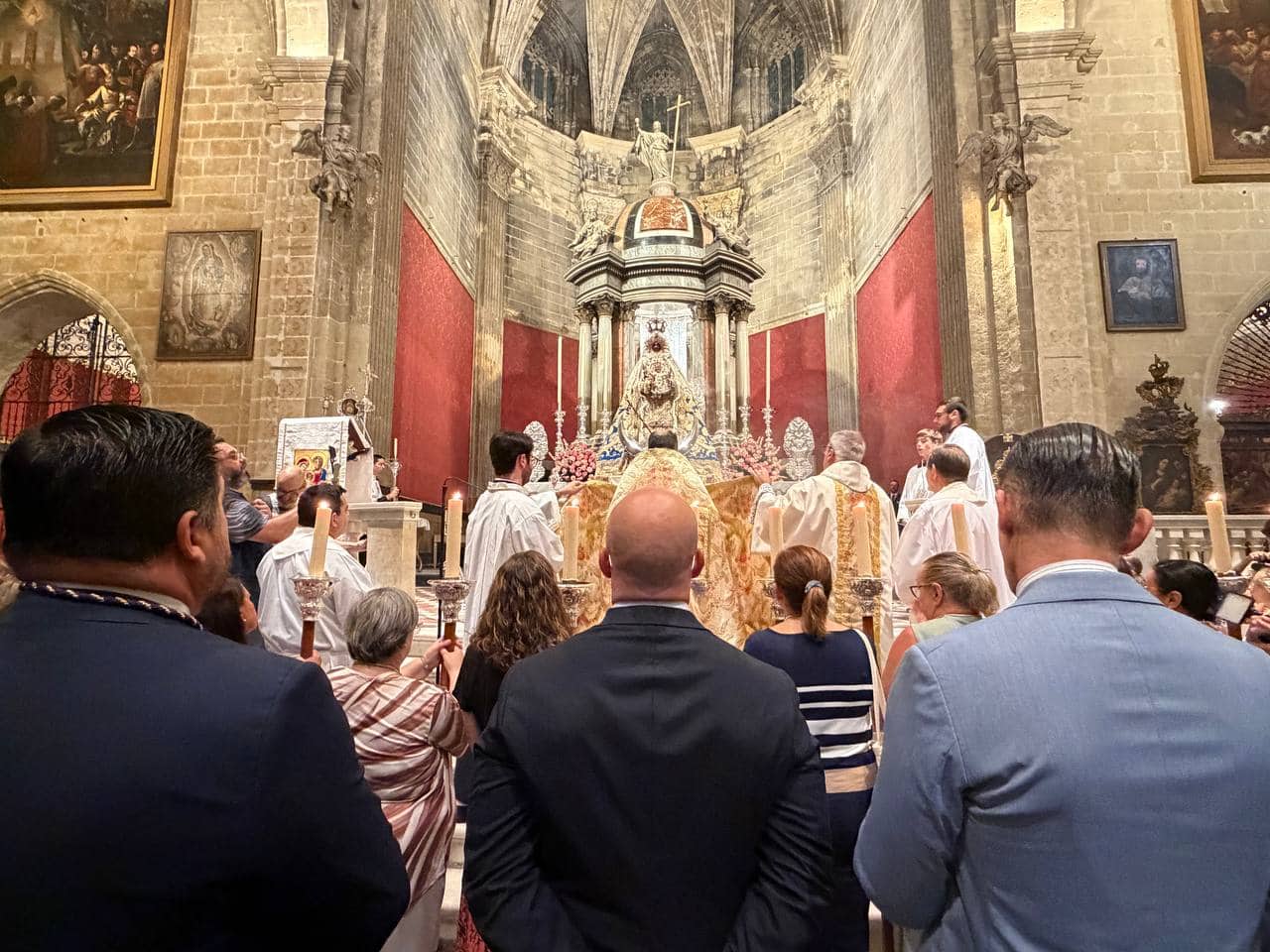 Imagen de la noticia: La Patrona ya está en el Altar Mayor de la Basílica a las puertas de su día grande (Virgen de Los Milagros)