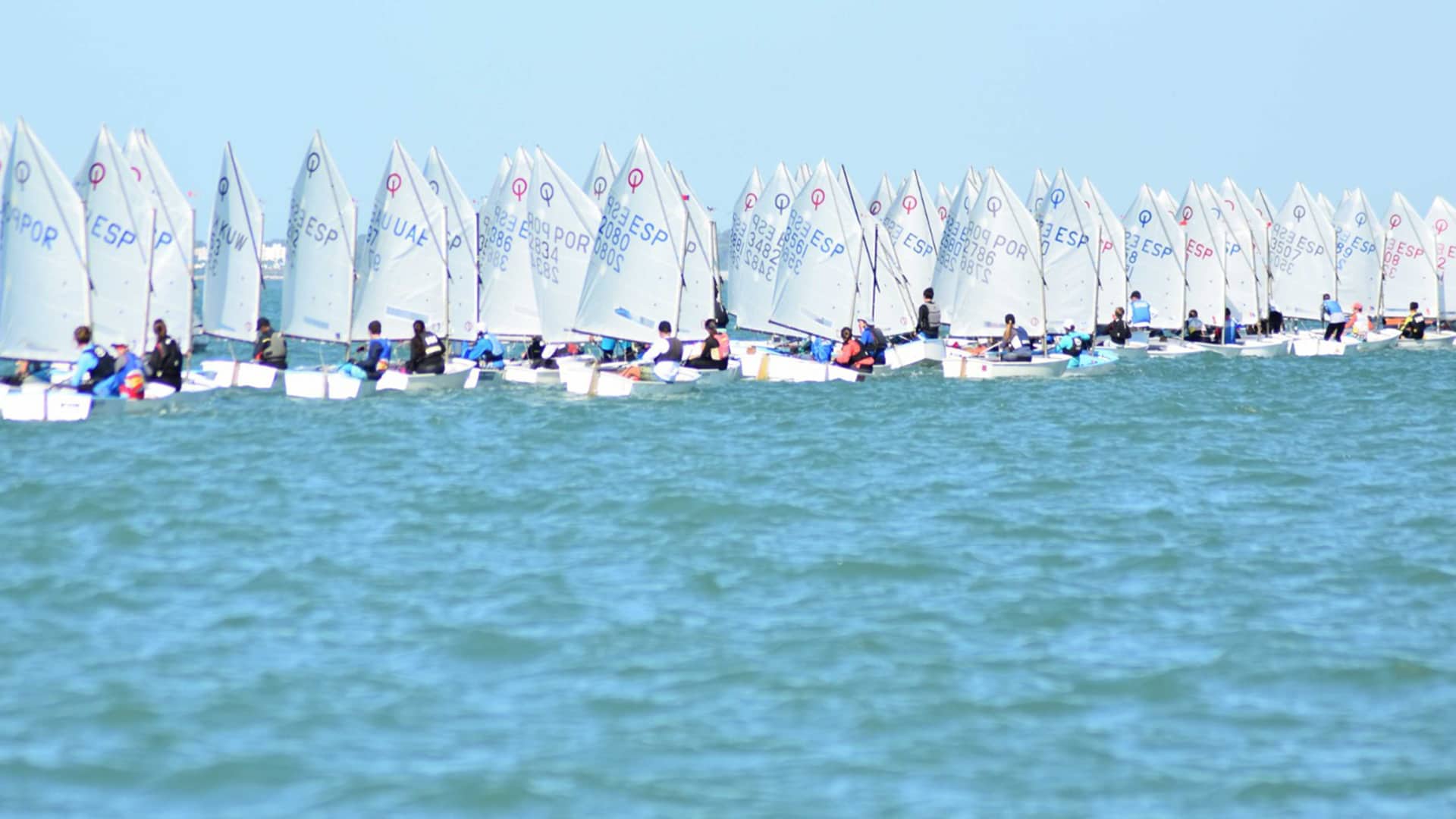 Imagen de la noticia: El XI Trofeo de la Hispanidad reunirá a unos 160 jóvenes regatistas en la bahía de Cádiz (Deportes)