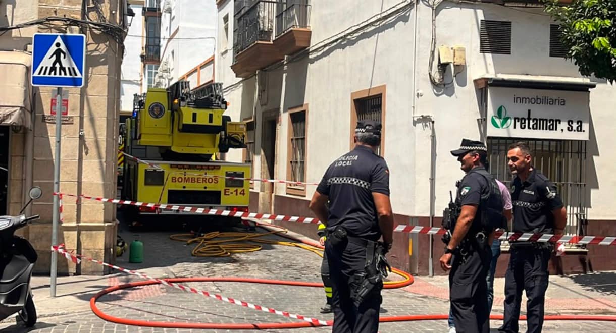 Imagen de la noticia: Un incendio en la calle Chanca queda bajo control tras la intervención de Bomberos (Sucesos)
