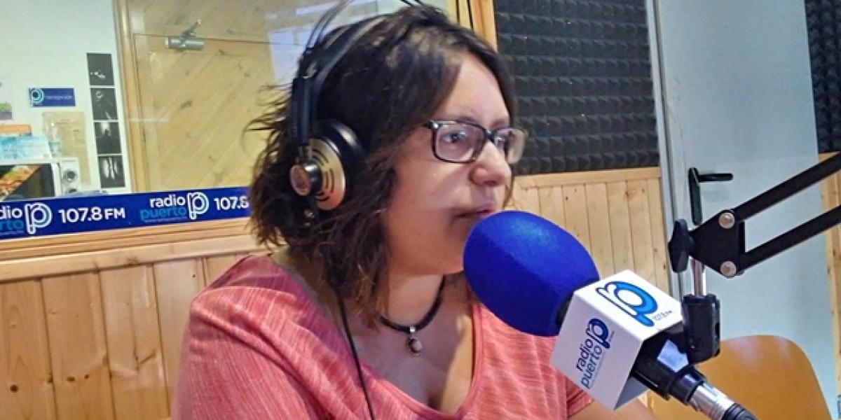Irene Arana en los estudios de Radio Puerto.